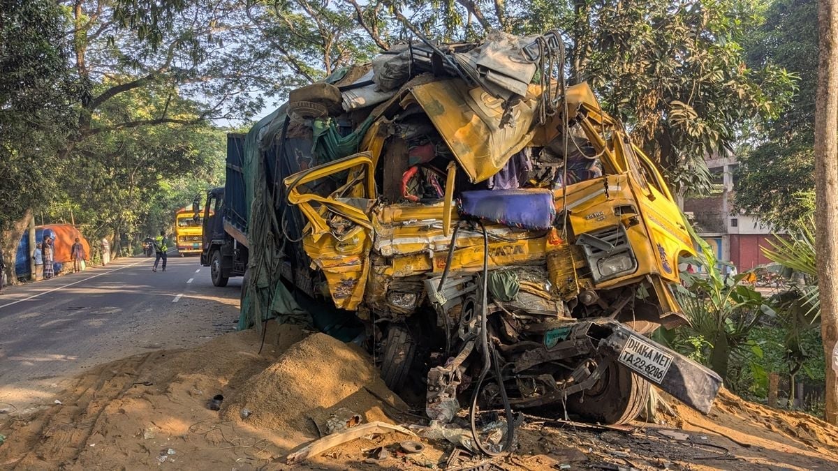 নাটোরে বাস-ট্রাক সংঘর্ষে প্রাণ গেল ১৪ জনের