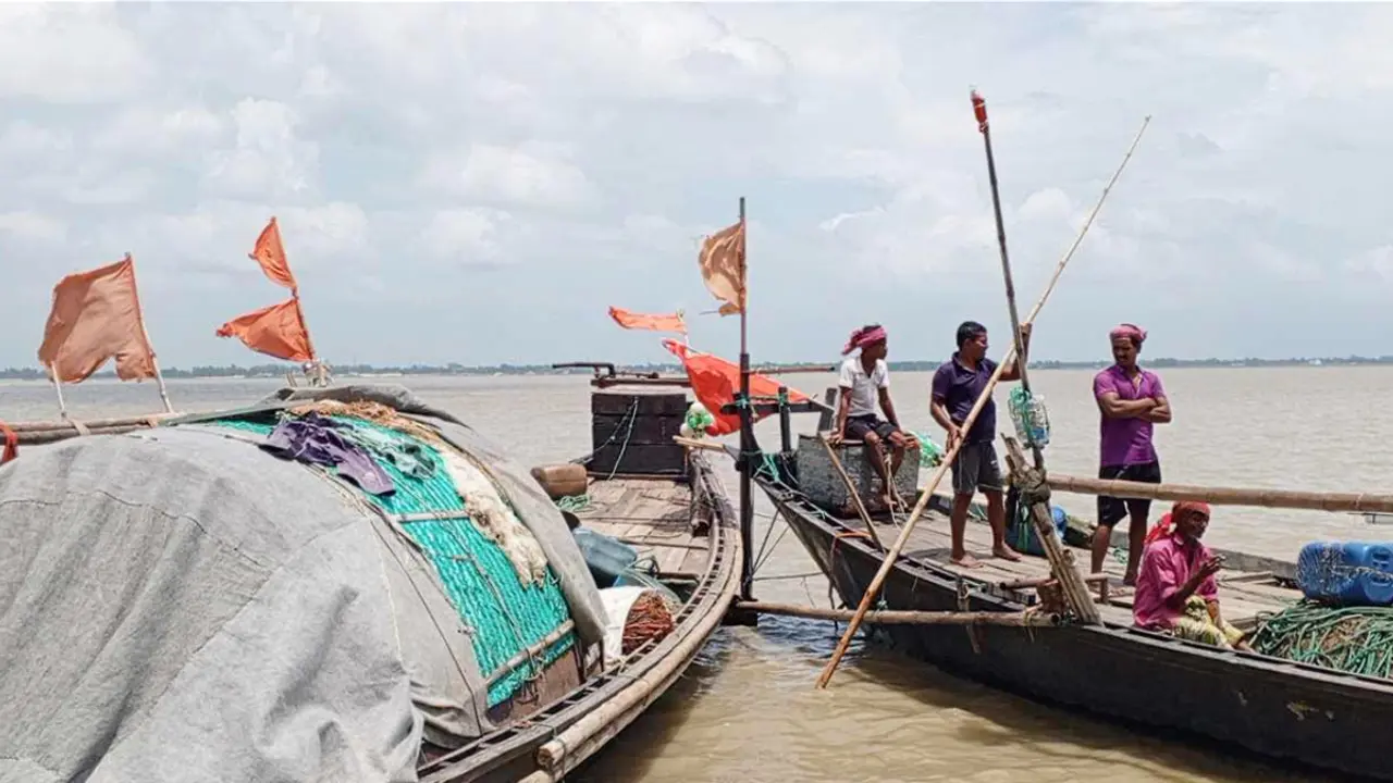 ২২ দিনের নিষেধাজ্ঞা, নদী ছাড়ছেন জেলেরা